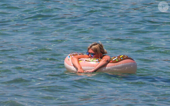 Exclusif - Amélie Neten, son fils Hugo et son compagnon Philippe Léonard profitent de la plage lors de leurs vacances à Saint-Tropez.