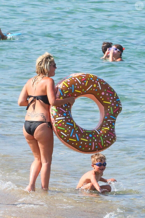 Exclusif - Amélie Neten, son fils Hugo et son compagnon Philippe Léonard profitent de la plage lors de leurs vacances à Saint-Tropez.