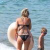 Exclusif - Amélie Neten, son fils Hugo et son compagnon Philippe Léonard profitent de la plage lors de leurs vacances à Saint-Tropez.