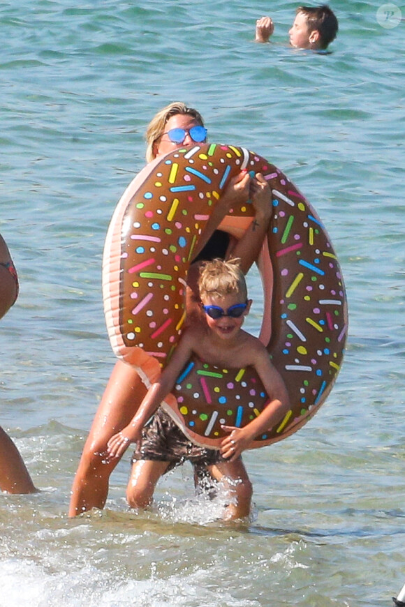 Exclusif -Amélie Neten, son fils Hugo et son compagnon Philippe Léonard profitent de la plage lors de leurs vacances à Saint-Tropez.