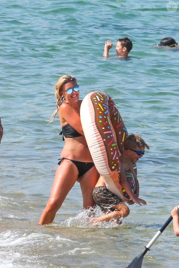 Exclusif - Amélie Neten, son fils Hugo et son compagnon Philippe Léonard profitent de la plage lors de leurs vacances à Saint-Tropez.