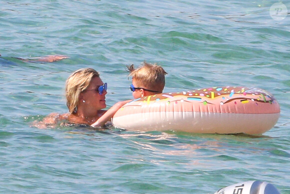 Exclusif -Amélie Neten, son fils Hugo et son compagnon Philippe Léonard profitent de la plage lors de leurs vacances à Saint-Tropez.