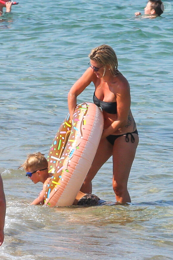 Exclusif - Amélie Neten, son fils Hugo et son compagnon Philippe Léonard profitent de la plage lors de leurs vacances à Saint-Tropez.