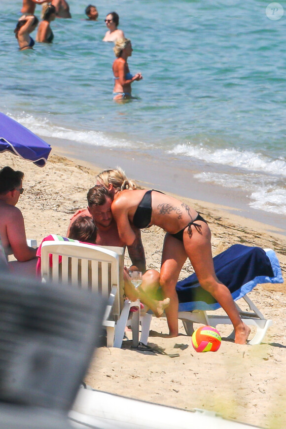 Exclusif -  Amélie Neten, son fils Hugo et son compagnon Philippe Léonard profitent de la plage lors de leurs vacances à Saint-Tropez.