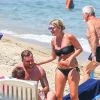 Exclusif -  Amélie Neten, son fils Hugo et son compagnon Philippe Léonard profitent de la plage lors de leurs vacances à Saint-Tropez.