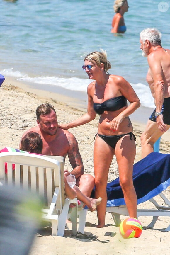 Exclusif -  Amélie Neten, son fils Hugo et son compagnon Philippe Léonard profitent de la plage lors de leurs vacances à Saint-Tropez.