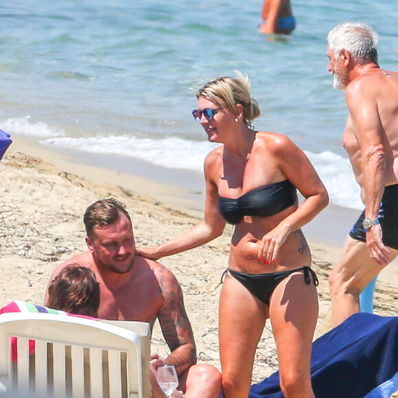 Exclusif -  Amélie Neten, son fils Hugo et son compagnon Philippe Léonard profitent de la plage lors de leurs vacances à Saint-Tropez.