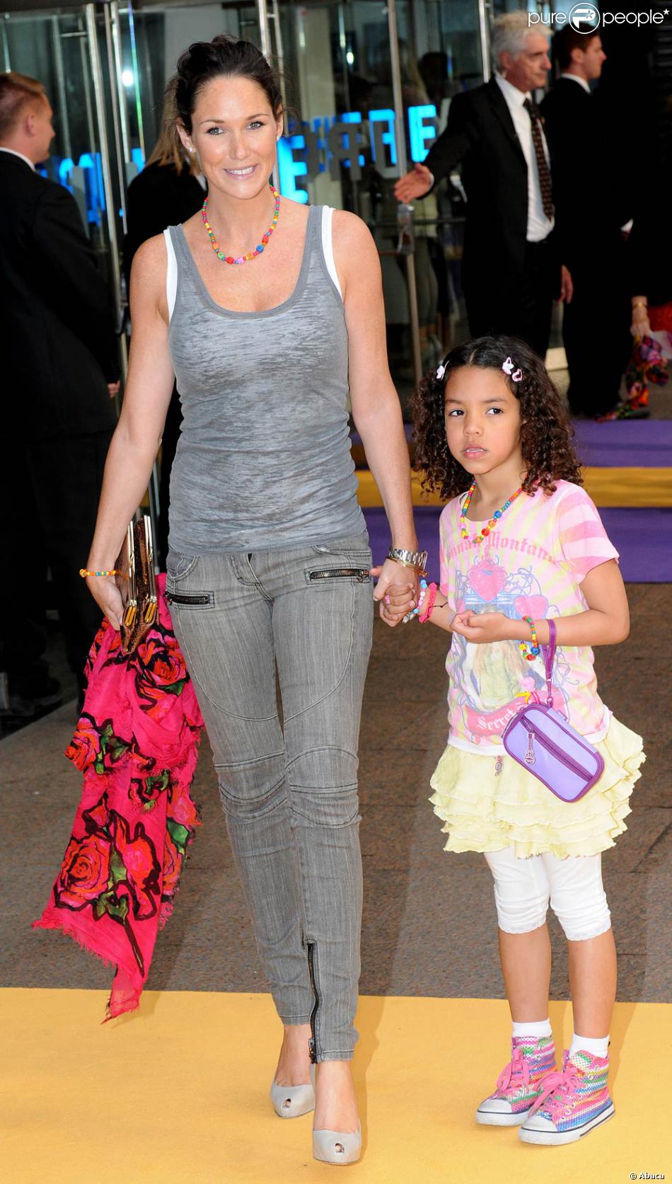 claire merry ex de thierry henry avec sa fille tea a la premiere du film hannah montana a londres purepeople