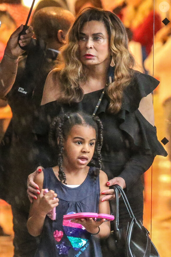 Exclusif - Malgré la pluie, Blue Ivy et sa grand-mère Tina Knowles sont allées aux Galeries Lafayette et chez Pizza Pino sur les Champs-Élysées, le 25 mai 2018.