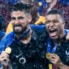 L'équipe de France sur la pelouse du stade Loujniki après leur victoire sur la Croatie (4-2) en finale de la Coupe du Monde 2018 (FIFA World Cup Russia2018), le 15 juillet 2018.