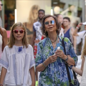 La reine Letizia d'Espagne, ses filles la princesse Leonor et l'infante Sofia, ainsi que la reine Sofia se sont promenées ensemble au marché couvert de l'Olivar à Palma de Majorque le 31 juillet 2018, près de quatre mois après le scandale de la messe de Pâques dans lequel elles avaient été impliquées.