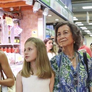 La reine Letizia d'Espagne, ses filles la princesse Leonor et l'infante Sofia, ainsi que la reine Sofia se sont promenées ensemble au marché couvert de l'Olivar à Palma de Majorque le 31 juillet 2018, près de quatre mois après le scandale de la messe de Pâques dans lequel elles avaient été impliquées.