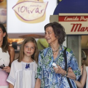 La reine Letizia d'Espagne, ses filles la princesse Leonor et l'infante Sofia, ainsi que la reine Sofia se sont promenées ensemble au marché couvert de l'Olivar à Palma de Majorque le 31 juillet 2018, près de quatre mois après le scandale de la messe de Pâques dans lequel elles avaient été impliquées.