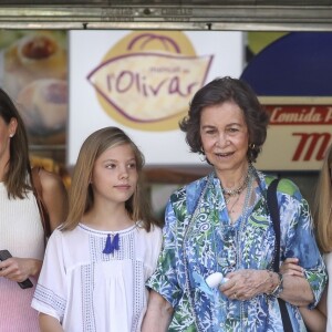 La reine Letizia d'Espagne, ses filles la princesse Leonor et l'infante Sofia, ainsi que la reine Sofia se sont promenées ensemble au marché couvert de l'Olivar à Palma de Majorque le 31 juillet 2018, près de quatre mois après le scandale de la messe de Pâques dans lequel elles avaient été impliquées.