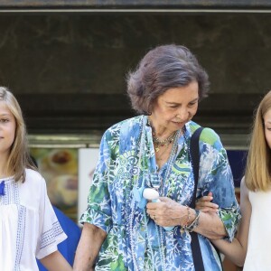 La reine Letizia d'Espagne, ses filles la princesse Leonor et l'infante Sofia, ainsi que la reine Sofia se sont promenées ensemble au marché couvert de l'Olivar à Palma de Majorque le 31 juillet 2018, près de quatre mois après le scandale de la messe de Pâques dans lequel elles avaient été impliquées.