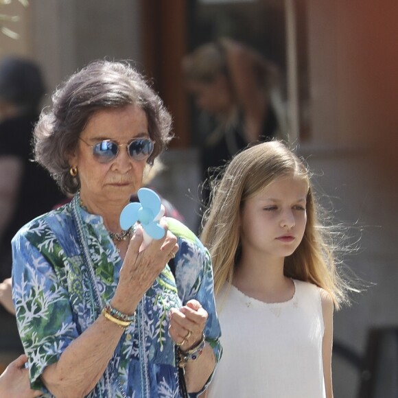 La reine Letizia d'Espagne, ses filles la princesse Leonor et l'infante Sofia, ainsi que la reine Sofia se sont promenées ensemble au marché couvert de l'Olivar à Palma de Majorque le 31 juillet 2018, près de quatre mois après le scandale de la messe de Pâques dans lequel elles avaient été impliquées.