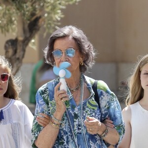 La reine Letizia d'Espagne, ses filles la princesse Leonor et l'infante Sofia, ainsi que la reine Sofia se sont promenées ensemble au marché couvert de l'Olivar à Palma de Majorque le 31 juillet 2018, près de quatre mois après le scandale de la messe de Pâques dans lequel elles avaient été impliquées.