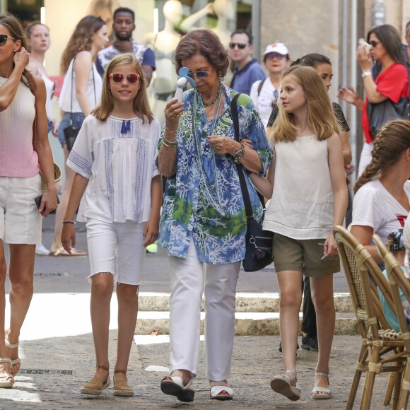 La reine Letizia d'Espagne, ses filles la princesse Leonor et l'infante Sofia, ainsi que la reine Sofia se sont promenées ensemble au marché couvert de l'Olivar à Palma de Majorque le 31 juillet 2018, près de quatre mois après le scandale de la messe de Pâques dans lequel elles avaient été impliquées.