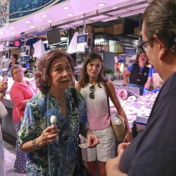 La reine Letizia d'Espagne, ses filles la princesse Leonor et l'infante Sofia, ainsi que la reine Sofia se sont promenées ensemble au marché couvert de l'Olivar à Palma de Majorque le 31 juillet 2018, près de quatre mois après le scandale de la messe de Pâques dans lequel elles avaient été impliquées.