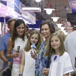 La reine Letizia d'Espagne, ses filles la princesse Leonor et l'infante Sofia, ainsi que la reine Sofia se sont promenées ensemble au marché couvert de l'Olivar à Palma de Majorque le 31 juillet 2018, près de quatre mois après le scandale de la messe de Pâques dans lequel elles avaient été impliquées.