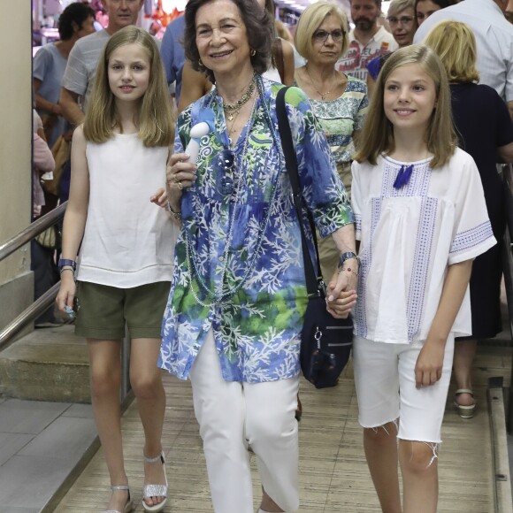 La reine Letizia d'Espagne, ses filles la princesse Leonor et l'infante Sofia, ainsi que la reine Sofia se sont promenées ensemble au marché couvert de l'Olivar à Palma de Majorque le 31 juillet 2018, près de quatre mois après le scandale de la messe de Pâques dans lequel elles avaient été impliquées.