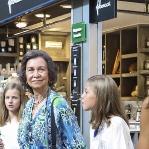 La reine Letizia d'Espagne, ses filles la princesse Leonor et l'infante Sofia, ainsi que la reine Sofia se sont promenées ensemble au marché couvert de l'Olivar à Palma de Majorque le 31 juillet 2018, près de quatre mois après le scandale de la messe de Pâques dans lequel elles avaient été impliquées.