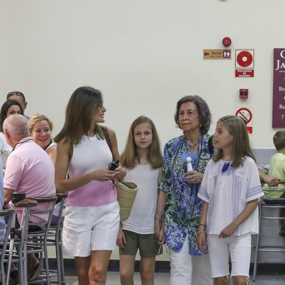 La reine Letizia d'Espagne, ses filles la princesse Leonor et l'infante Sofia, ainsi que la reine Sofia se sont promenées ensemble au marché couvert de l'Olivar à Palma de Majorque le 31 juillet 2018, près de quatre mois après le scandale de la messe de Pâques dans lequel elles avaient été impliquées.