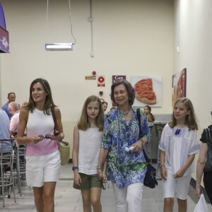 La reine Letizia d'Espagne, ses filles la princesse Leonor et l'infante Sofia, ainsi que la reine Sofia se sont promenées ensemble au marché couvert de l'Olivar à Palma de Majorque le 31 juillet 2018, près de quatre mois après le scandale de la messe de Pâques dans lequel elles avaient été impliquées.