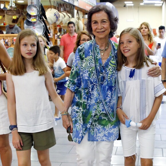 La reine Sofia d'Espagne s'est jointe à la reine Letizia d'Espagne et ses filles la princesse Leonor et l'infante Sofia pour une promenade au marché couvert de l'Olivar à Palma de Majorque le 31 juillet 2018, près de quatre mois après le scandale de la messe de Pâques dans lequel elles avaient été impliquées.