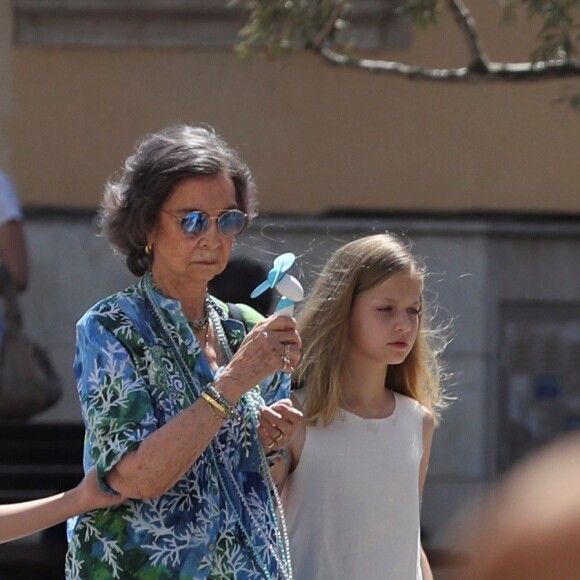 La reine Sofia d'Espagne s'est jointe à la reine Letizia d'Espagne et ses filles la princesse Leonor et l'infante Sofia pour une promenade au marché couvert de l'Olivar à Palma de Majorque le 31 juillet 2018, près de quatre mois après le scandale de la messe de Pâques dans lequel elles avaient été impliquées.