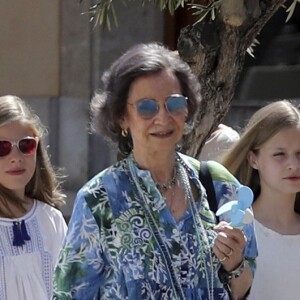 La reine Sofia d'Espagne s'est jointe à la reine Letizia d'Espagne et ses filles la princesse Leonor et l'infante Sofia pour une promenade au marché couvert de l'Olivar à Palma de Majorque le 31 juillet 2018, près de quatre mois après le scandale de la messe de Pâques dans lequel elles avaient été impliquées.