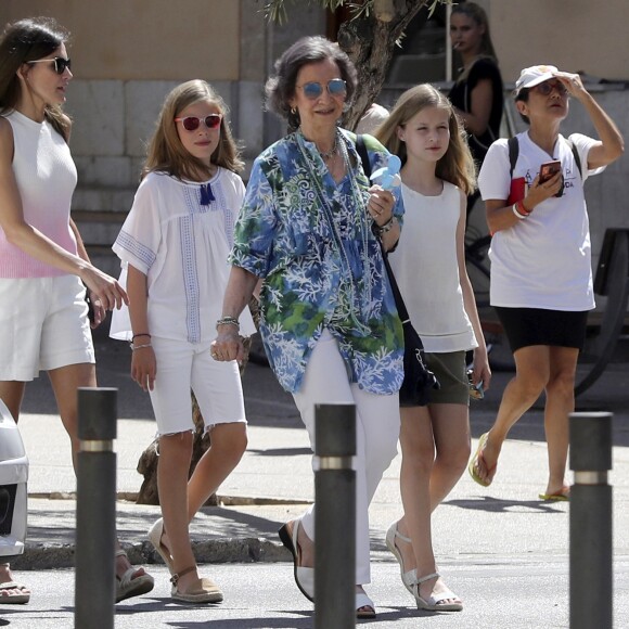 La reine Sofia d'Espagne s'est jointe à la reine Letizia d'Espagne et ses filles la princesse Leonor et l'infante Sofia pour une promenade au marché couvert de l'Olivar à Palma de Majorque le 31 juillet 2018, près de quatre mois après le scandale de la messe de Pâques dans lequel elles avaient été impliquées.