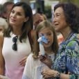 La reine Sofia d'Espagne s'est jointe à la reine Letizia d'Espagne et ses filles la princesse Leonor et l'infante Sofia pour une promenade au marché couvert de l'Olivar à Palma de Majorque le 31 juillet 2018, près de quatre mois après le scandale de la messe de Pâques dans lequel elles avaient été impliquées.