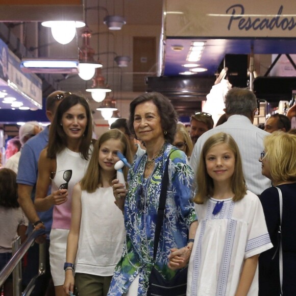 La reine Sofia d'Espagne s'est jointe à la reine Letizia d'Espagne et ses filles la princesse Leonor et l'infante Sofia pour une promenade au marché couvert de l'Olivar à Palma de Majorque le 31 juillet 2018, près de quatre mois après le scandale de la messe de Pâques dans lequel elles avaient été impliquées.