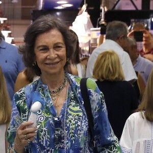 La reine Sofia d'Espagne s'est jointe à la reine Letizia d'Espagne et ses filles la princesse Leonor et l'infante Sofia pour une promenade au marché couvert de l'Olivar à Palma de Majorque le 31 juillet 2018, près de quatre mois après le scandale de la messe de Pâques dans lequel elles avaient été impliquées.