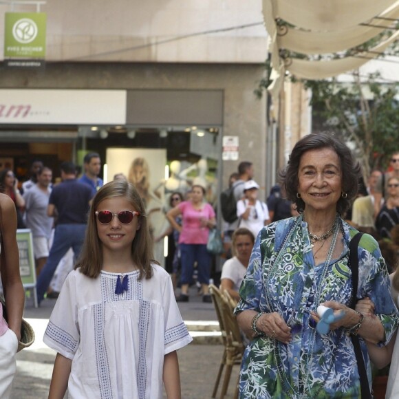 La reine Sofia d'Espagne s'est jointe à la reine Letizia d'Espagne et ses filles la princesse Leonor et l'infante Sofia pour une promenade au marché couvert de l'Olivar à Palma de Majorque le 31 juillet 2018, près de quatre mois après le scandale de la messe de Pâques dans lequel elles avaient été impliquées.