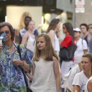 La reine Sofia d'Espagne s'est jointe à la reine Letizia d'Espagne et ses filles la princesse Leonor et l'infante Sofia pour une promenade au marché couvert de l'Olivar à Palma de Majorque le 31 juillet 2018, près de quatre mois après le scandale de la messe de Pâques dans lequel elles avaient été impliquées.