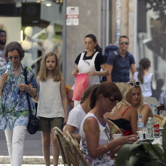 La reine Sofia d'Espagne s'est jointe à la reine Letizia d'Espagne et ses filles la princesse Leonor et l'infante Sofia pour une promenade au marché couvert de l'Olivar à Palma de Majorque le 31 juillet 2018, près de quatre mois après le scandale de la messe de Pâques dans lequel elles avaient été impliquées.