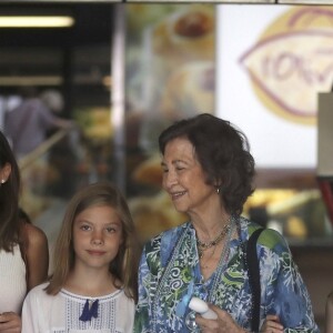 La reine Sofia d'Espagne s'est jointe à la reine Letizia d'Espagne et ses filles la princesse Leonor et l'infante Sofia pour une promenade au marché couvert de l'Olivar à Palma de Majorque le 31 juillet 2018, près de quatre mois après le scandale de la messe de Pâques dans lequel elles avaient été impliquées.