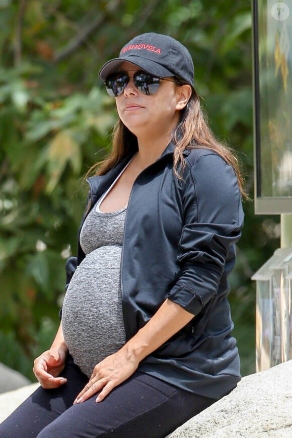 Eva Longoria, enceinte, va faire un pique-nique avec ses amies à Los Angeles le 16 juin 2018.  Eva Longoria went out for a picnic with friends after the loss of her dog. The actress's baby bump out in plain view for all to see in Los Angeles June 16th, 2018.16/06/2018 - Los Angeles