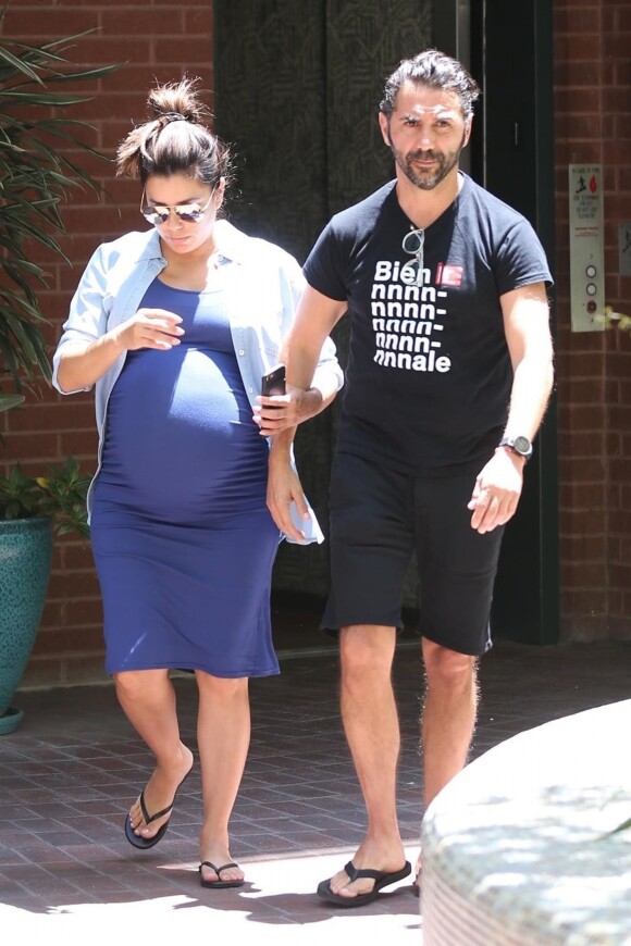 Exclusif - No Web - Eva Longoria (enceinte) et son mari Jose Baston quittent un cabinet médical, après être allés faire un check-up général, à Beverly Hills. Le 14 juin 2018  Exclusive - For Germany Call for price - Beverly Hills, CA - Pregnant Eva Longoria and husband Jose Baston are seen leaving a doctors office after a check up in Beverly Hills. Eva who is expecting her first child showed off her huge baby bump in a blue dress and an unbuttoned denim shirt as she left the office. Any day now!14/06/2018 - Beverly Hills