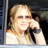 Jennifer Aniston salue les photographes depuis la fenêtre de son SUV à New York. Le 23 avril 2018