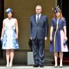 La princesse Eugenie et la princesse Beatrice d'York avec leur père le prince Andrew le 26 mai 2016 lors d'une garden party au palais de Buckingham à Londres