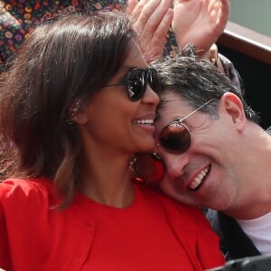 Stéphane Plaza et Karine Le Marchand plaisantent et s'amusent à Roland Garros - People dans les tribunes lors des internationaux de tennis de Roland Garros à Paris le 4 juin 2018