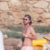 Exclusif - Kate Hudson, enceinte, avec son compagnon Danny Fujikawa et des amis sur la plage de Skiathos. Kurt Russell et sa femme Goldie Hawn les ont rejoint sur la plage. Grèce, le 19 juin 2018.