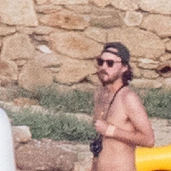 Exclusif - Kate Hudson, enceinte, avec son compagnon Danny Fujikawa et des amis sur la plage de Skiathos. Kurt Russell et sa femme Goldie Hawn les ont rejoint sur la plage. Grèce, le 19 juin 2018.