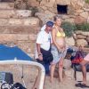 Exclusif - Kate Hudson, enceinte, avec son compagnon Danny Fujikawa et des amis sur la plage de Skiathos. Kurt Russell et sa femme Goldie Hawn les ont rejoint sur la plage. Grèce, le 19 juin 2018. 