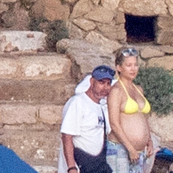 Exclusif - Kate Hudson, enceinte, avec son compagnon Danny Fujikawa et des amis sur la plage de Skiathos. Kurt Russell et sa femme Goldie Hawn les ont rejoint sur la plage. Grèce, le 19 juin 2018. 