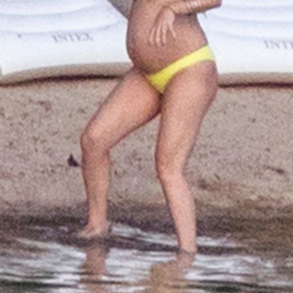 Exclusif - Kate Hudson, enceinte, avec son compagnon Danny Fujikawa et des amis sur la plage de Skiathos. Kurt Russell et sa femme Goldie Hawn les ont rejoint sur la plage. Grèce, le 19 juin 2018.