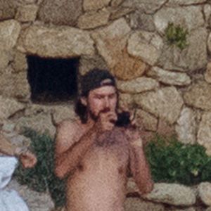 Exclusif - Kate Hudson, enceinte, avec son compagnon Danny Fujikawa et des amis sur la plage de Skiathos. Kurt Russell et sa femme Goldie Hawn les ont rejoint sur la plage. Grèce, le 19 juin 2018.